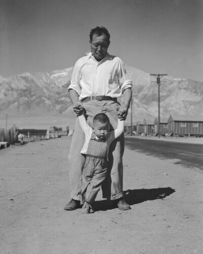 Learning to Walk, Manzanar di Dorothea Lange, Fotografia in vendita su Singulart