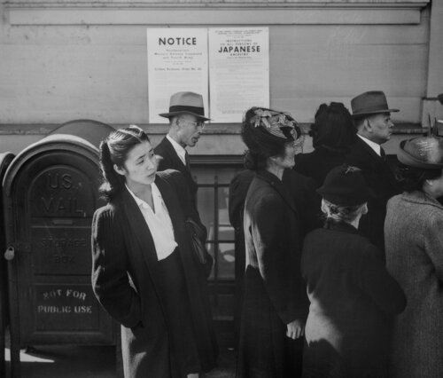 Waiting for Registration, San Francisco di Dorothea Lange, Fotografia in vendita su Singulart