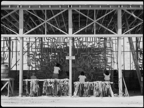 Camouflage Nets, Manzanar di Dorothea Lange, Fotografia in vendita su Singulart