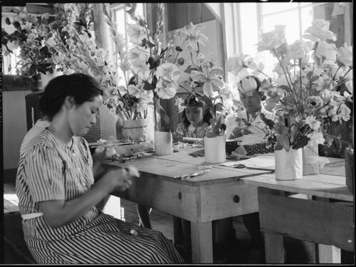 Making Flower van Dorothea Lange, Fotografie te koop op Singulart