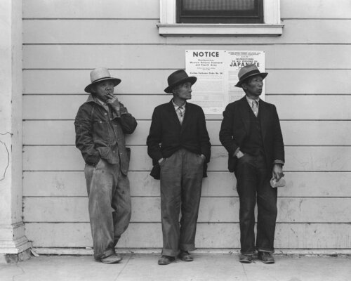 Waitingfor the Truck, van Dorothea Lange, Fotografie te koop op Singulart