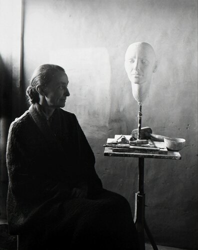 Georgia O'Keeffe with Bust by Mary Callery, Ghost Ranch von Eliot Porter, Fotografie kaufen auf Singulart