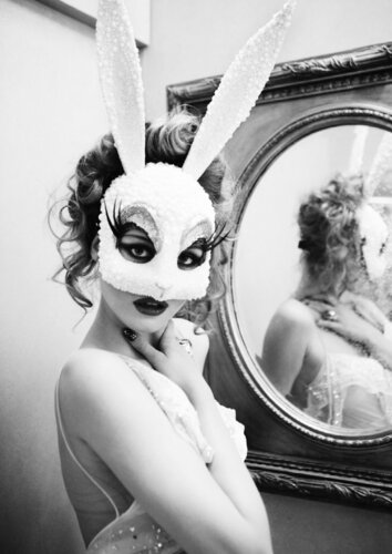 White Bunny II van Ellen von Unwerth, Fotografie te koop op Singulart