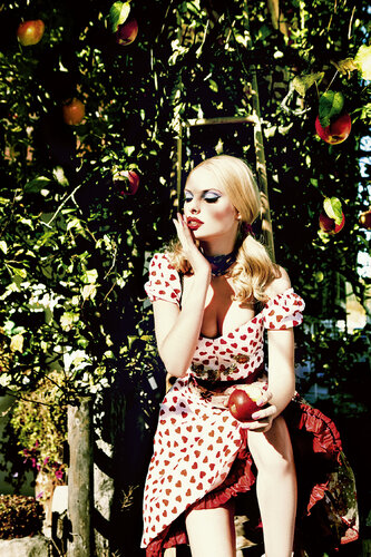 Red Apple van Ellen von Unwerth, Fotografie te koop op Singulart