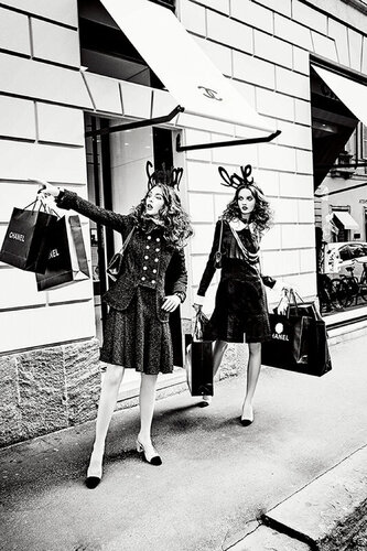 Shopaholics, Milan van Ellen von Unwerth, Fotografie te koop op Singulart