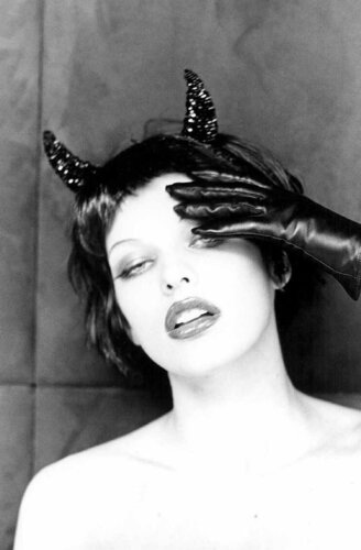 Milla Jovovich van Ellen von Unwerth, Fotografie te koop op Singulart