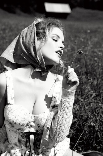 Heimat IV, Dandelion van Ellen von Unwerth, Fotografie te koop op Singulart