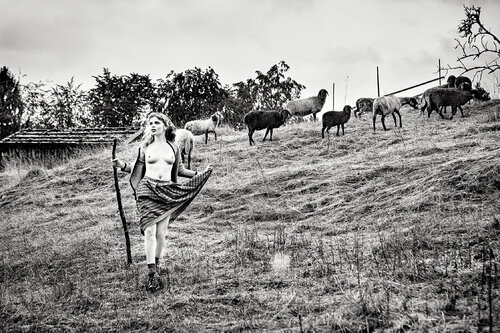 Heimat I, Shepherd Girl van Ellen von Unwerth, Fotografie te koop op Singulart