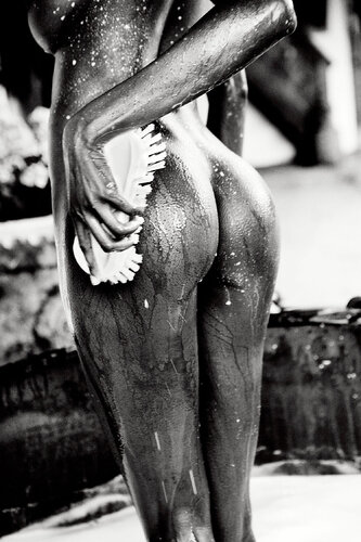 Squeeze and Shape, from Heimat van Ellen von Unwerth, Fotografie te koop op Singulart