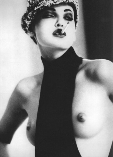 Smoke (Nadja Auermann) van Ellen von Unwerth, Fotografie te koop op Singulart