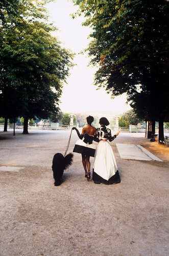 Jardin du Luxembourg: Deon Bray and Karen Mulder, Paris van Ellen von Unwerth, Fotografie te koop op Singulart