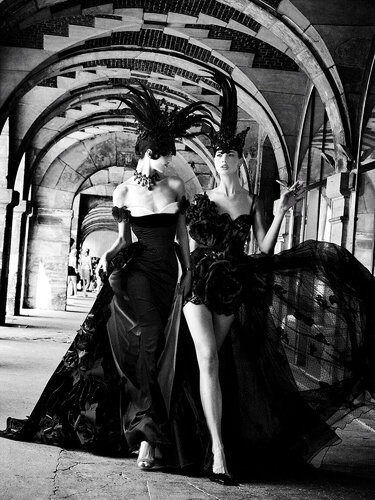 Place des Vosges, Paris van Ellen von Unwerth, Fotografie te koop op Singulart