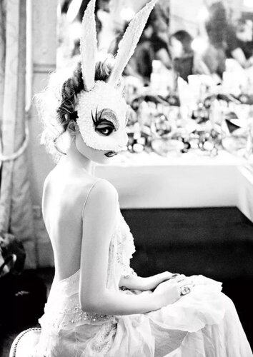 White Bunny van Ellen von Unwerth, Fotografie te koop op Singulart