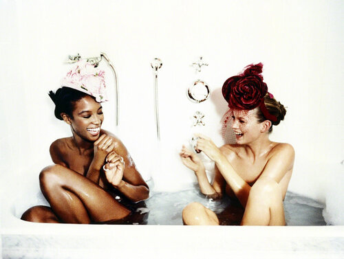 Bathtub, Naomi Campbell and Kate Moss, VOGUE van Ellen von Unwerth, Fotografie te koop op Singulart