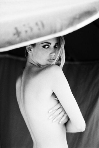 Claudia Schiffer, Parasol van Ellen von Unwerth, Fotografie te koop op Singulart
