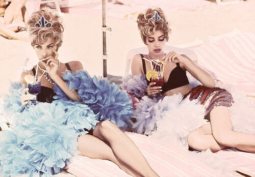 Intermission: Linda Evangelista & Christy Turlington, Cannes, 1990 by Ellen von Unwerth, 사진 for Sale on Singulart