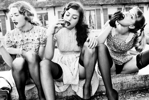 Peaches, Rouilly le Bas van Ellen von Unwerth, Fotografie te koop op Singulart