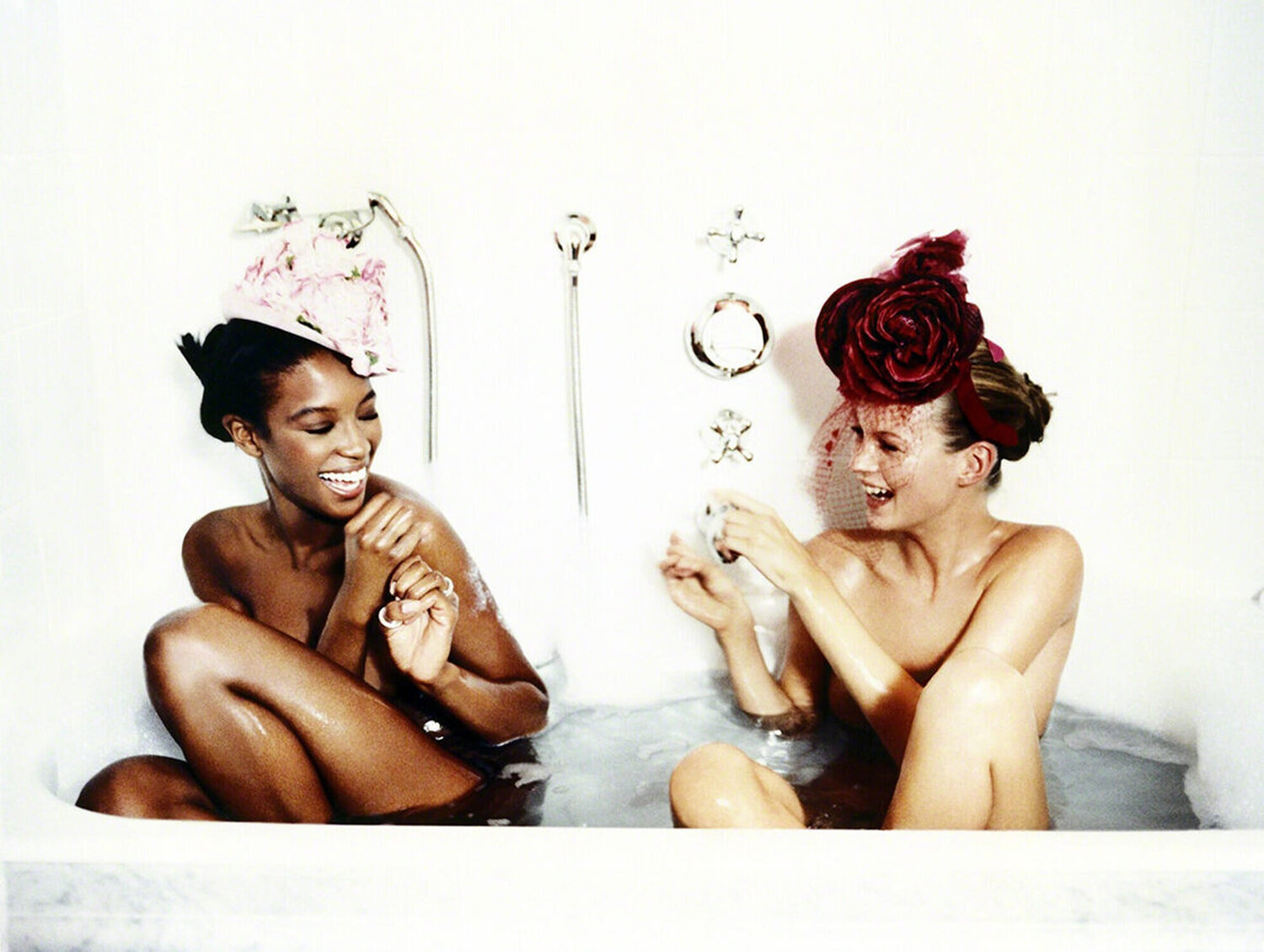 Bathtub, Naomi Campbell and Kate Moss, VOGUE Ellen von Unwerth Fotografie zu verkaufen