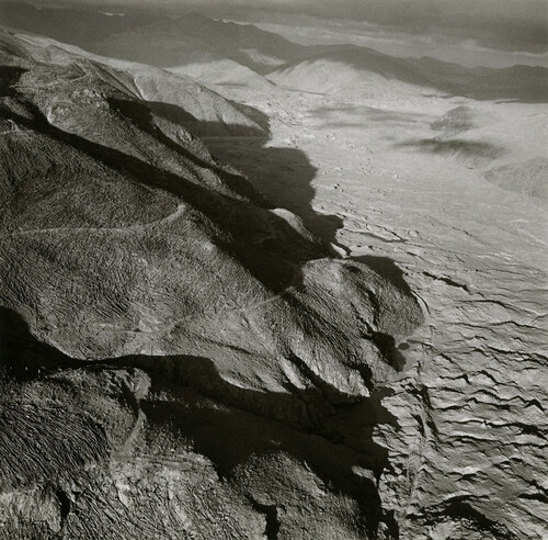 Toutle River Valley, Mount St. Helens, July 1980 by Emmet Gowin, 사진 for Sale on Singulart