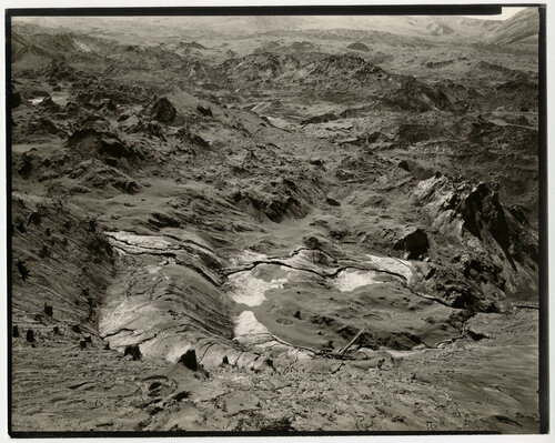 Toutle River Valley, Mount Saint Helens, July 28, 1980 by Emmet Gowin, 사진 for Sale on Singulart