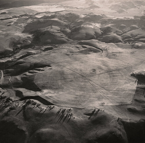 Early Morning, Pivot Agriculture near the Grand Coulee Dam, Lincoln County, Washington van Emmet Gowin, Fotografie te koop op Singulart