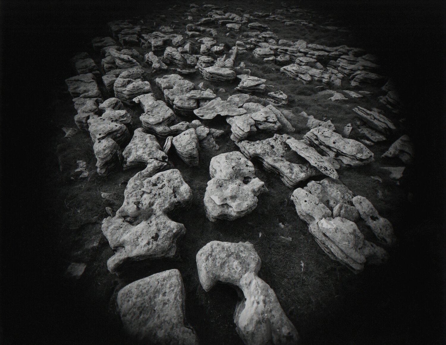 Field Stones, Yorkshire Emmet Gowin Fotografie zu verkaufen