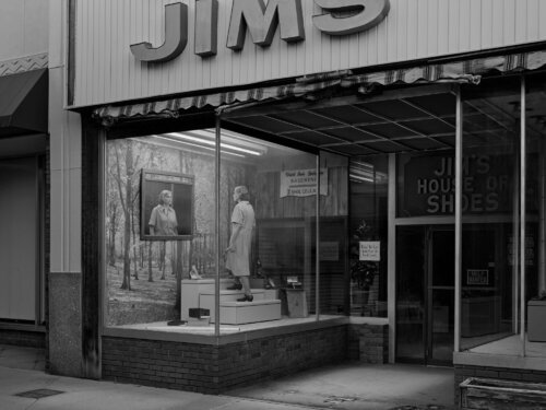 Jim's House of Shoes di Gregory Crewdson, Fotografia in vendita su Singulart