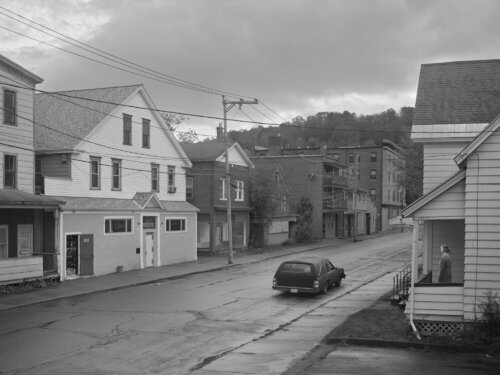 The Undertaker di Gregory Crewdson, Fotografia in vendita su Singulart