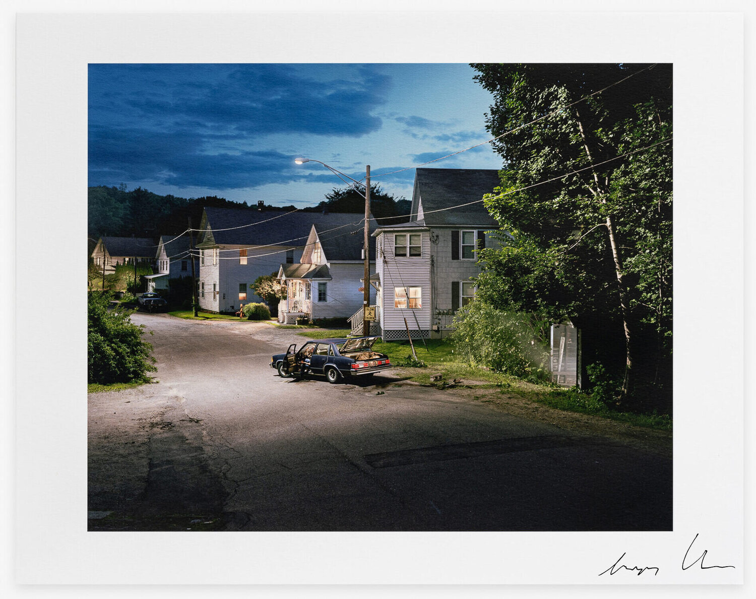 Man in Car with Shed - AP Gregory Crewdson Fotografie zu verkaufen
