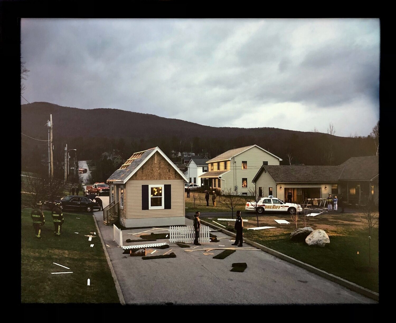 UNTITLED (HOUSE IN THE ROAD) Gregory Crewdson Fotografia in vendita