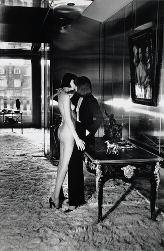 Mannequins Quai d'Orsay II, Paris van Helmut Newton, Fotografie te koop op Singulart