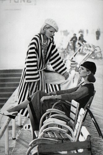 Patti Hansen and Gunilla Lindblad from A Few of our Favorite Things... van Helmut Newton, Fotografie te koop op Singulart