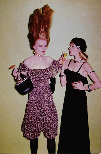 Models with Cocktails for Nova Magazine, 1973 van Helmut Newton, Fotografie te koop op Singulart