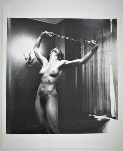 Lisa Lyons in Paris III van Helmut Newton, Fotografie te koop op Singulart