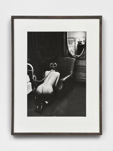 Hotel Room, Place de la République, Paris di Helmut Newton, Fotografia in vendita su Singulart