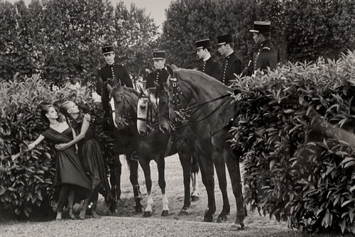 Le Cadre Noir de Saumur di Helmut Newton, Fotografia in vendita su Singulart