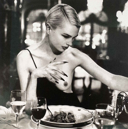 Kylie Bax, Hotel Hermitage, 1996 di Helmut Newton, Fotografia in vendita su Singulart