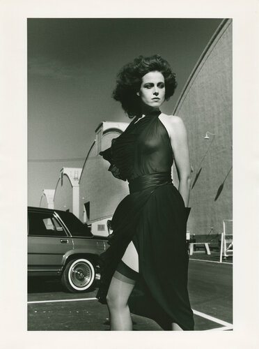 Sigourney Weaver on the Warner Brothers Lot, Burbank di Helmut Newton, Fotografia in vendita su Singulart
