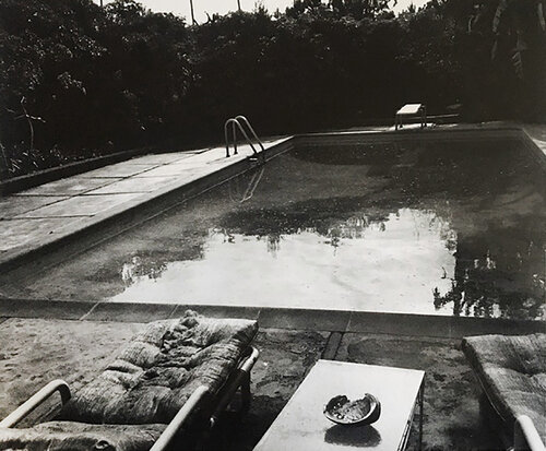 Beverly Hills House Swimming Pool Photo di Helmut Newton, Fotografia in vendita su Singulart