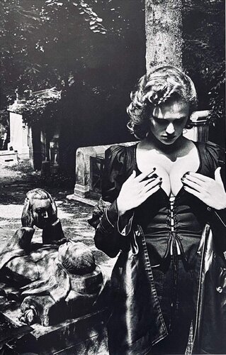 Pere Lachaise, Tomb of Talma, Paris , 1978 di Helmut Newton, Fotografia in vendita su Singulart