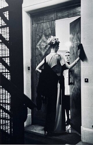 16th Arrondissement, Paris, CA, 1975 van Helmut Newton, Fotografie te koop op Singulart