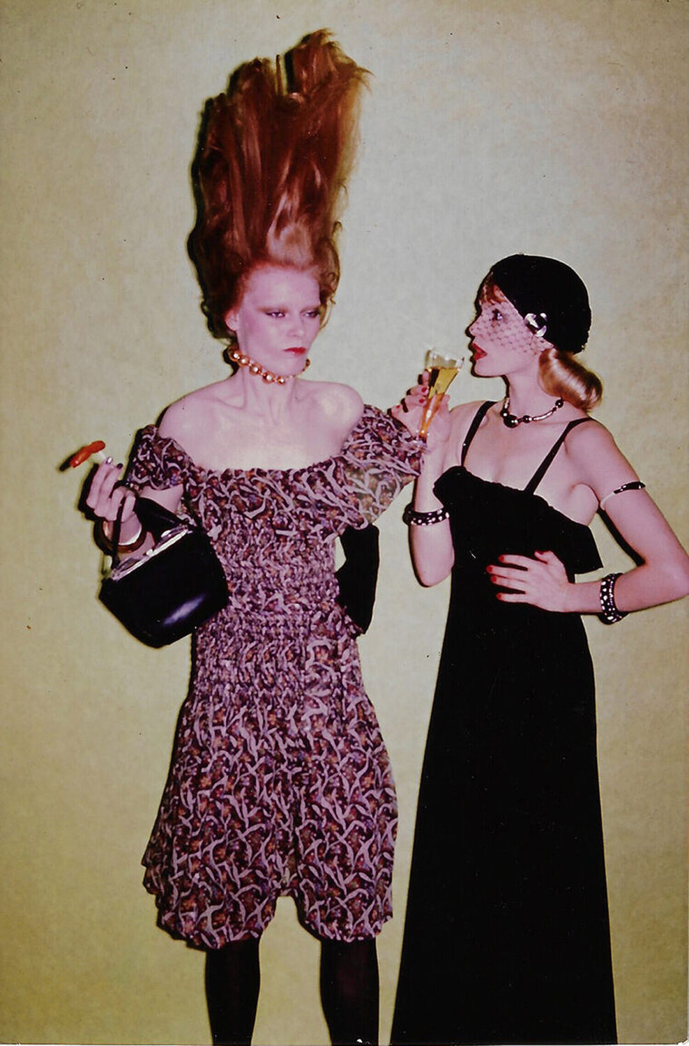 Models with Cocktails for Nova Magazine, 1973 Helmut Newton Fotografie zu verkaufen