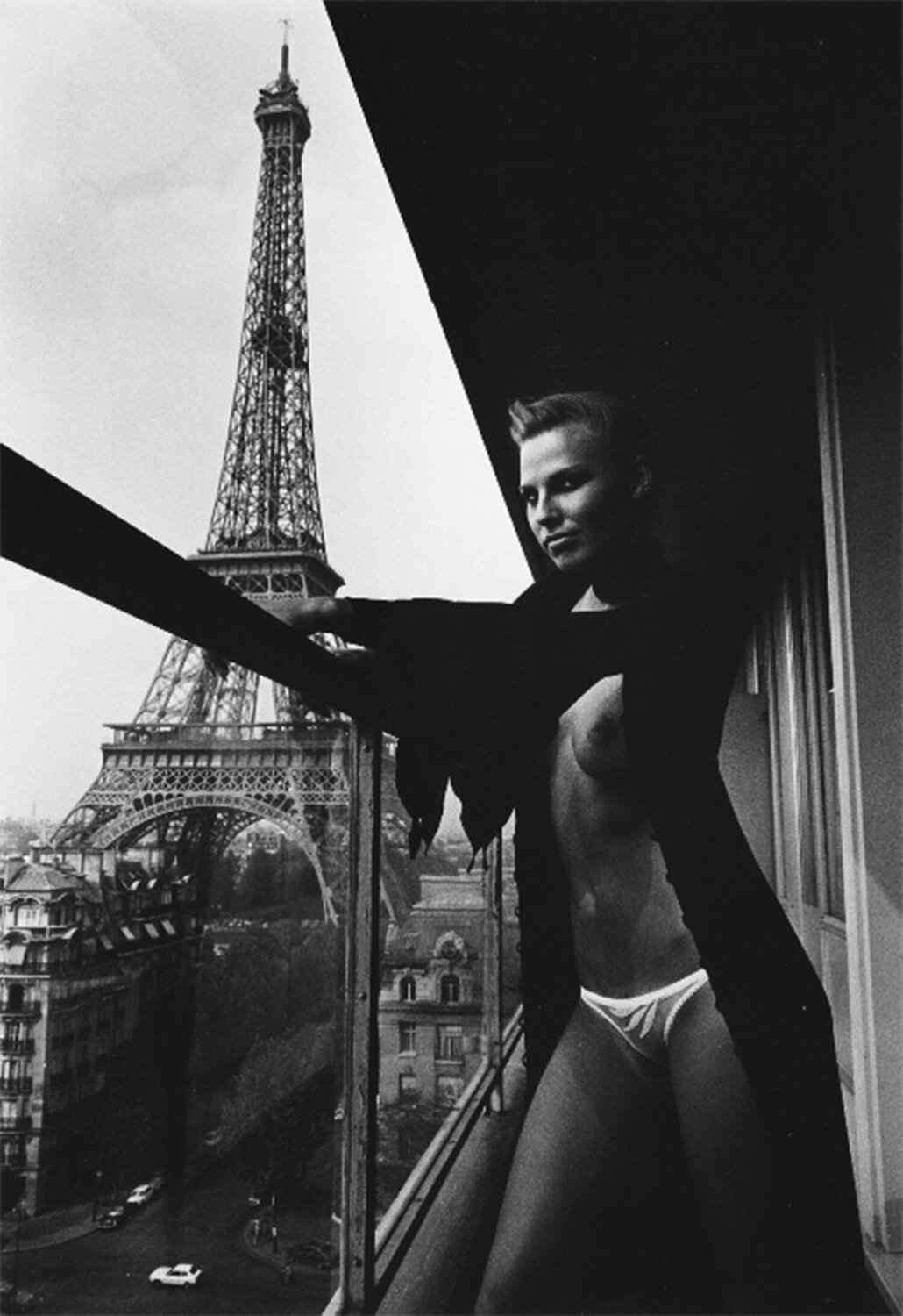 Model and Meccano Set, Paris Helmut Newton Fotografia in vendita