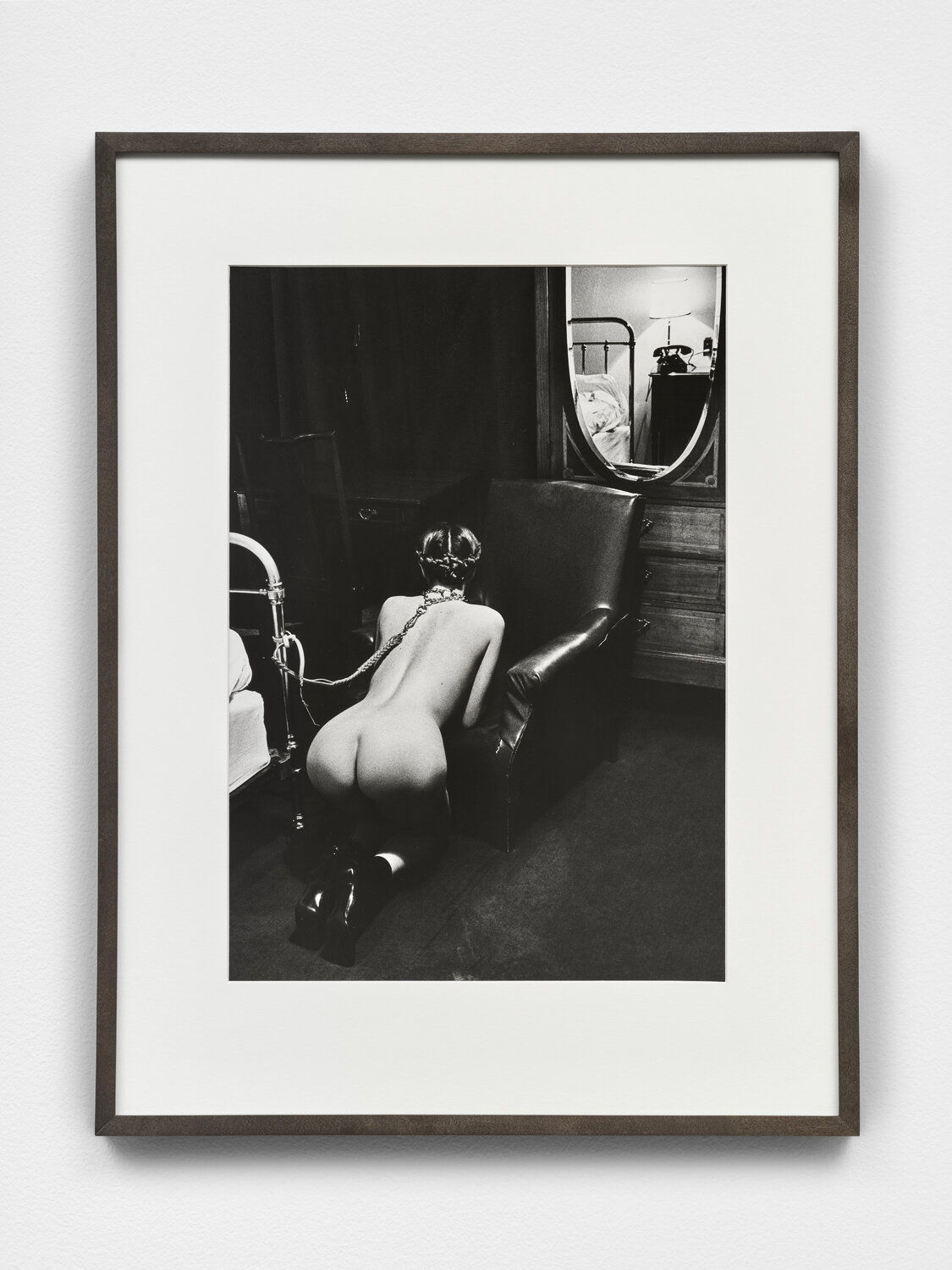 Hotel Room, Place de la République, Paris Helmut Newton Fotografie zu verkaufen