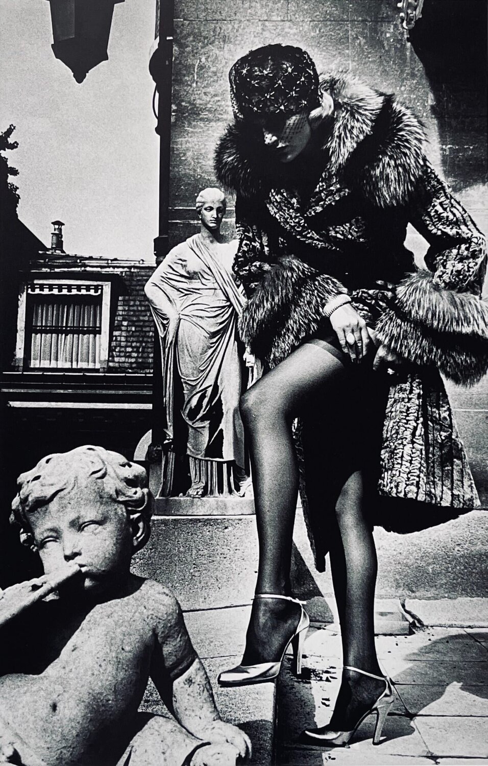 Woman in Coat Adjusting Stocking, Paris 1975 Helmut Newton Fotografie zu verkaufen