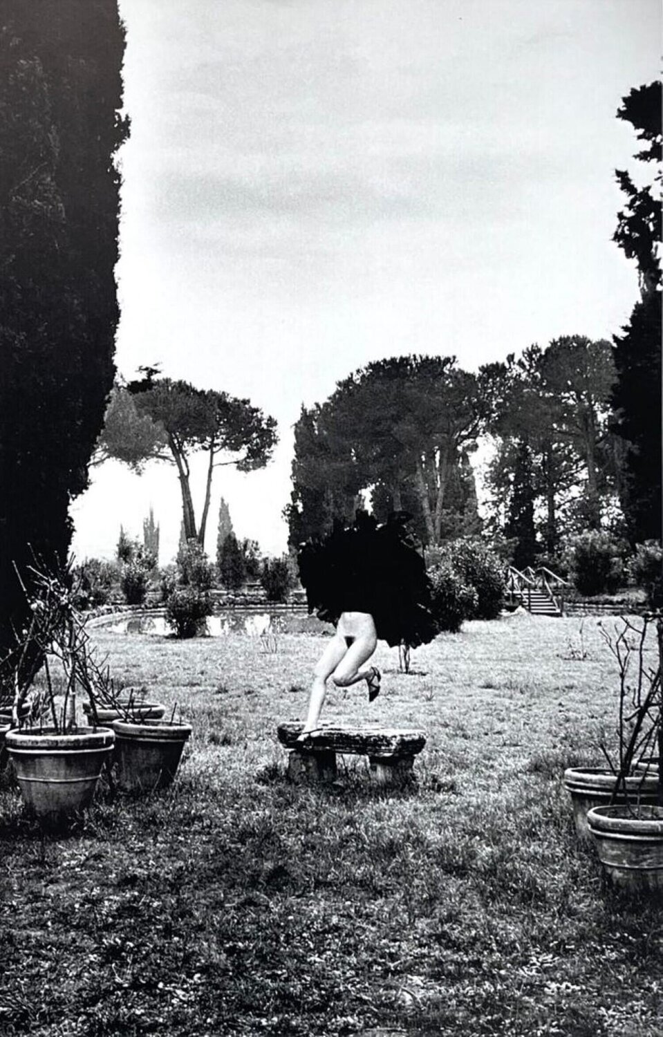 In a Garden near Rome, 1977 Helmut Newton Fotografie zu verkaufen