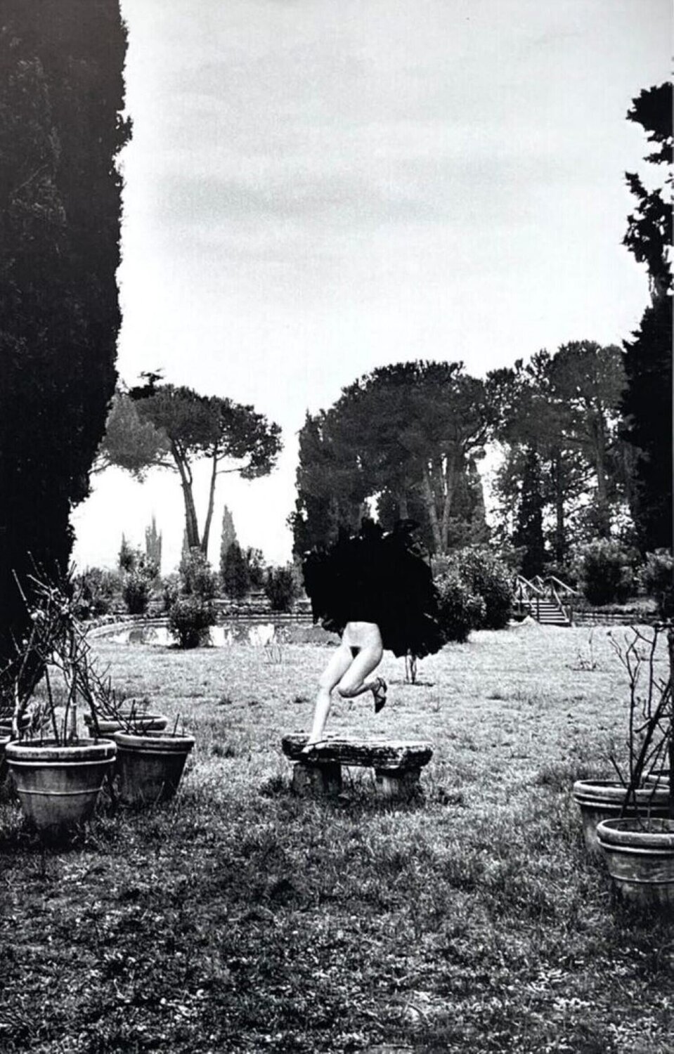 In a Garden near Rome, 1977 Helmut Newton Fotografie zu verkaufen