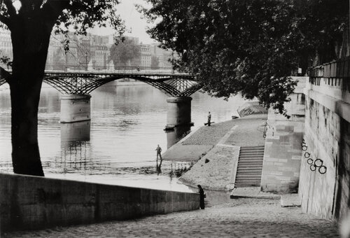 The Pont des Arts Bridge, Paris, France van Henri Cartier-Bresson, Fotografie te koop op Singulart