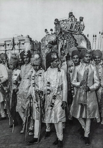 Maharajah of Baria Arrives To Marry, Jaipur, 1948 van Henri Cartier-Bresson, Fotografie te koop op Singulart