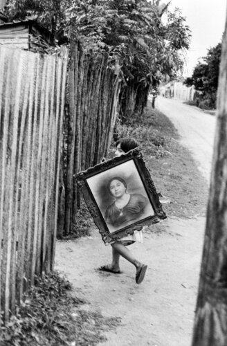 Niño sosteniendo foto / Child Holding Picture, Mexico van Henri Cartier-Bresson, Fotografie te koop op Singulart